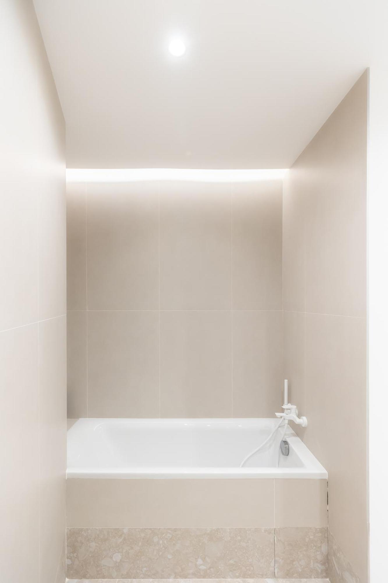 Roots One - Lakeview Escape With Balcony & Parking דירה *