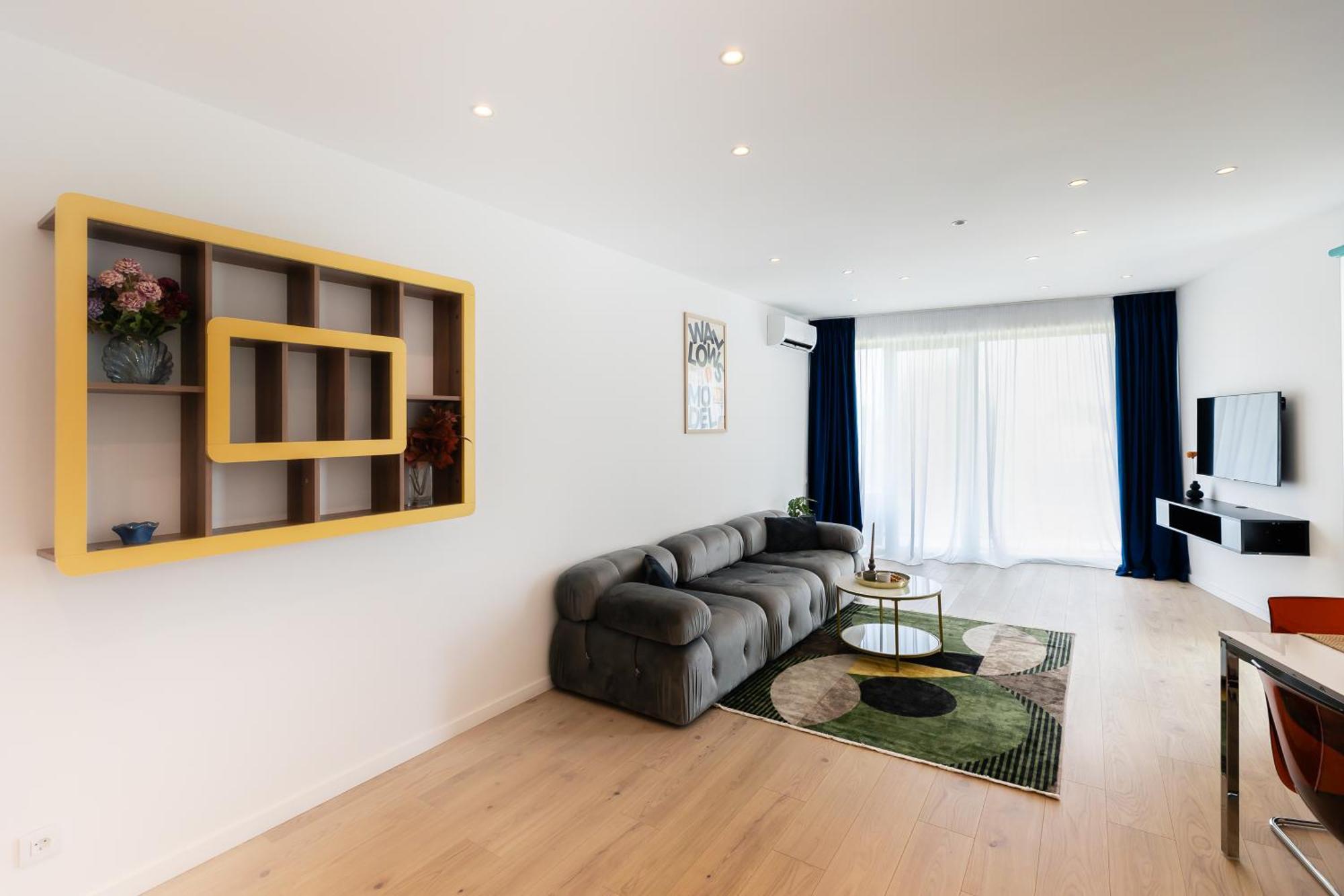 Roots One - Lakeview Escape With Balcony & Parking דירה *