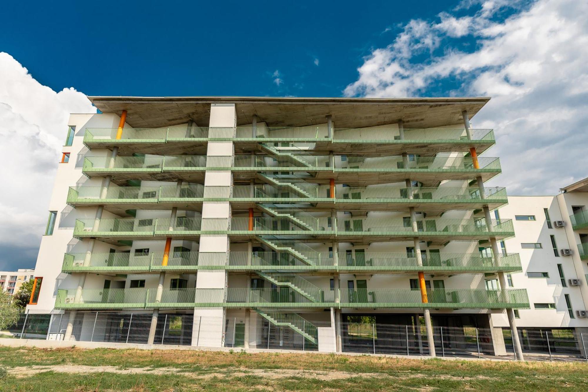 דירה Roots One - Lakeview Escape With Balcony & Parking