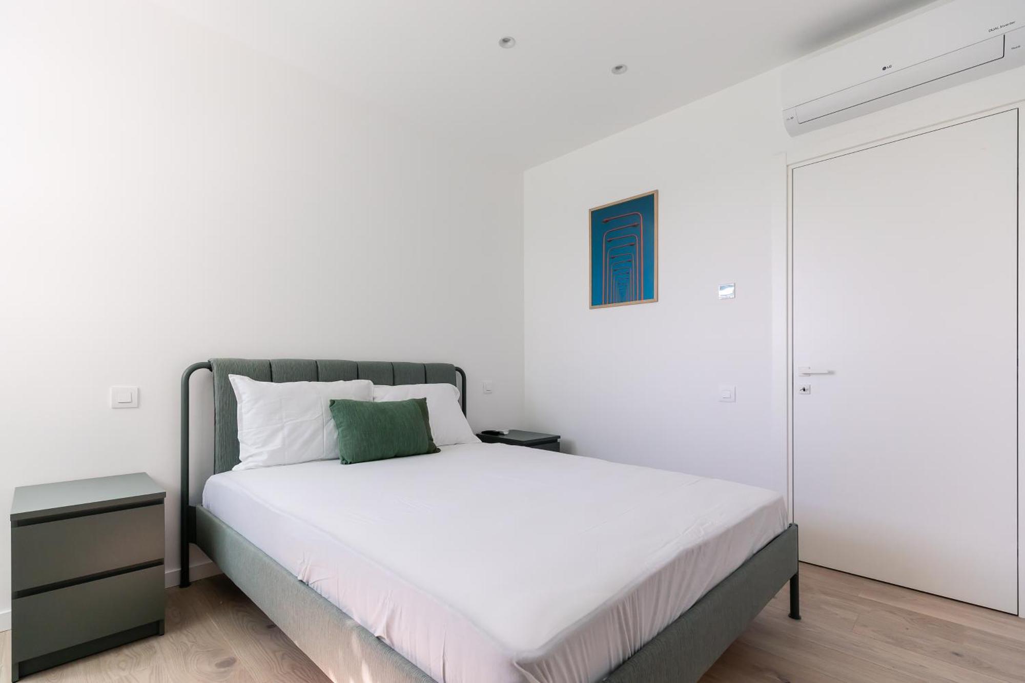 Roots One - Lakeview Escape With Balcony & Parking בוקרשט