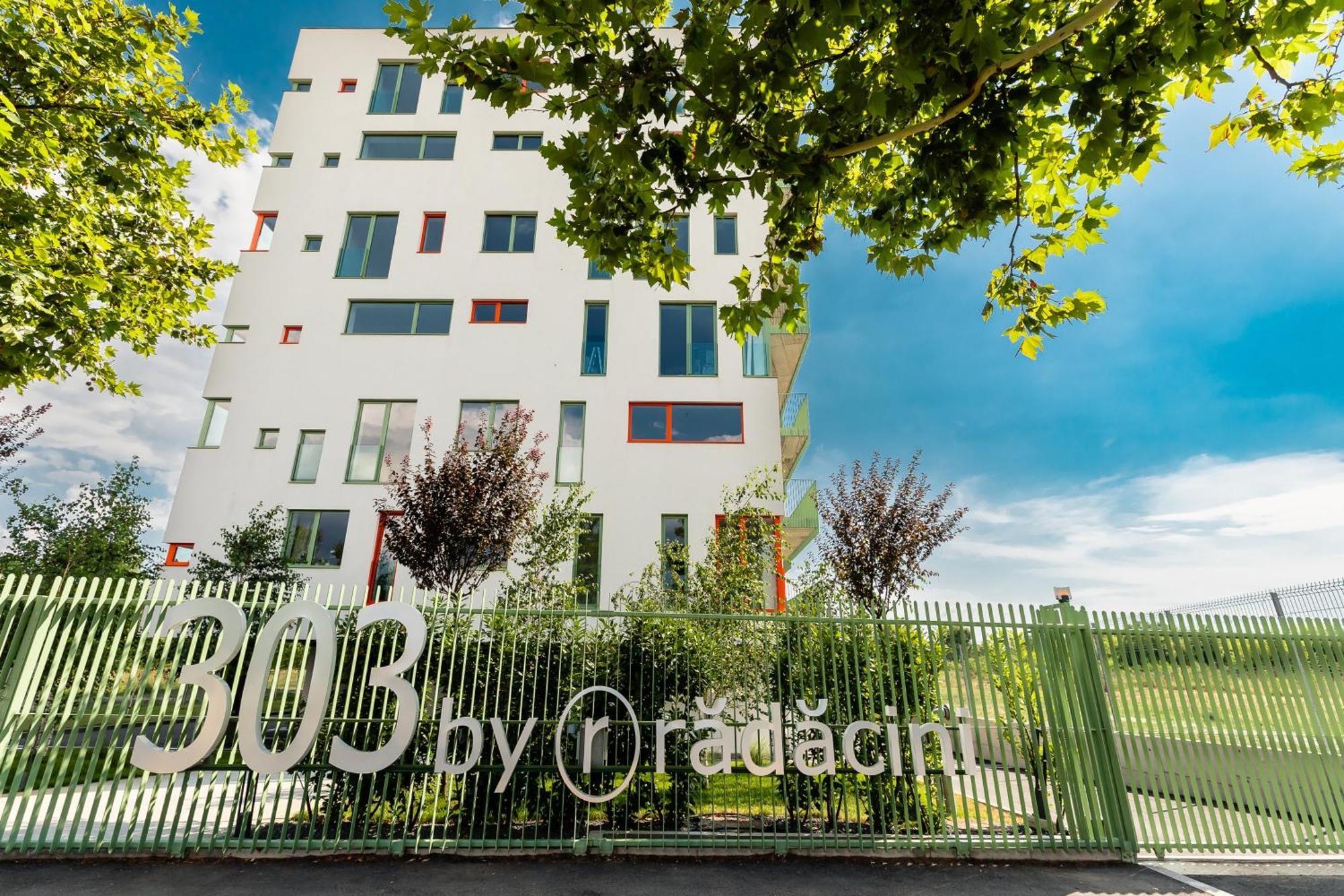 Roots One - Lakeview Escape With Balcony & Parking דירה