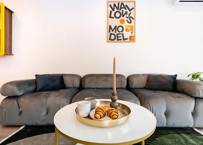 Roots One - Lakeview Escape With Balcony & Parking