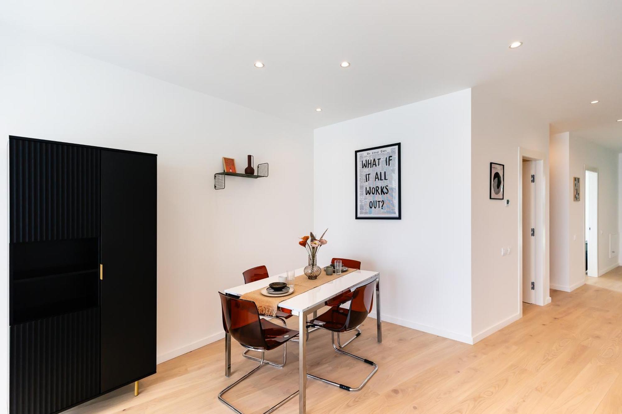 Apartment Roots One - Lakeview Escape With Balcony & Parking *