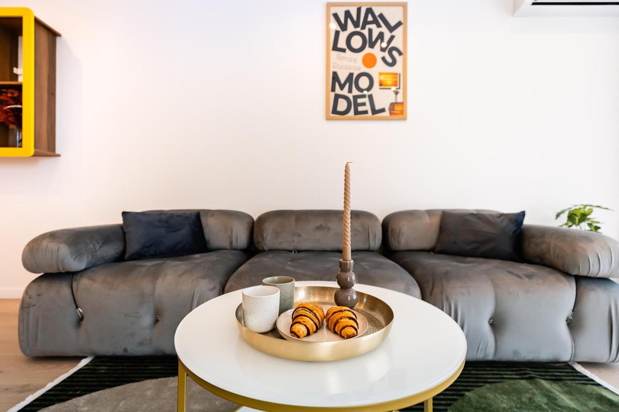 Roots One - Lakeview Escape With Balcony & Parking Apartment