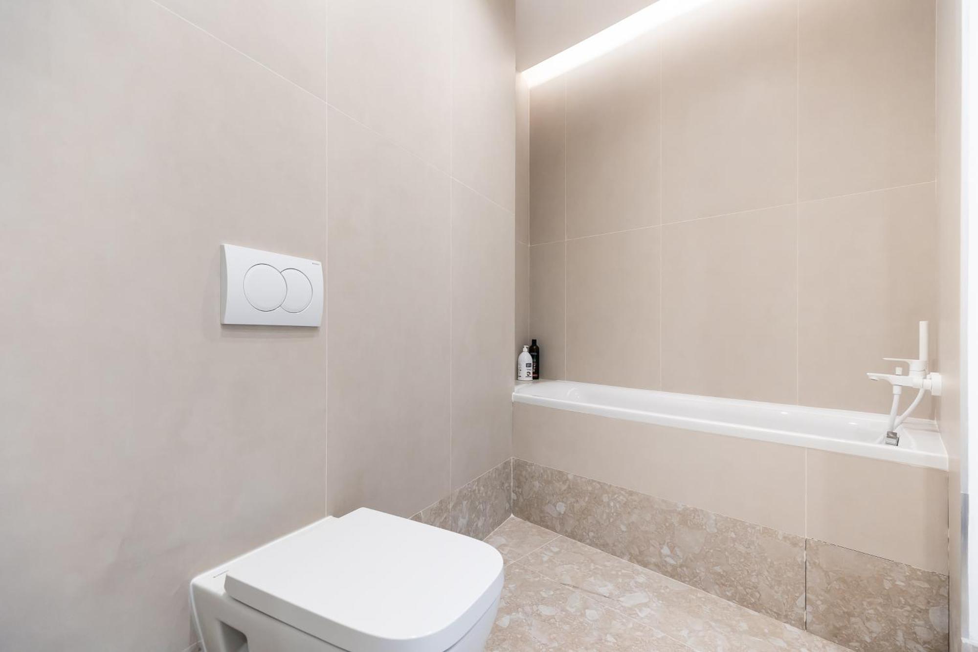 Roots One - Lakeview Escape With Balcony & Parking Apartment