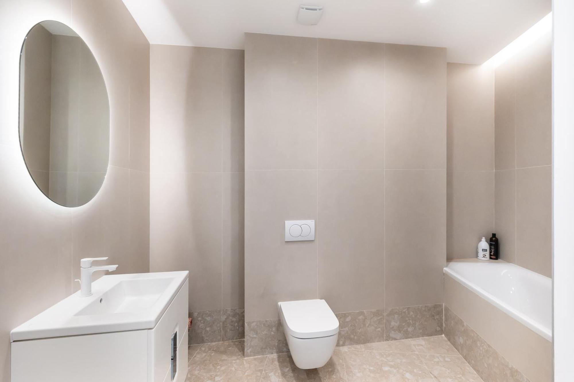 Roots One - Lakeview Escape With Balcony & Parking Apartment *