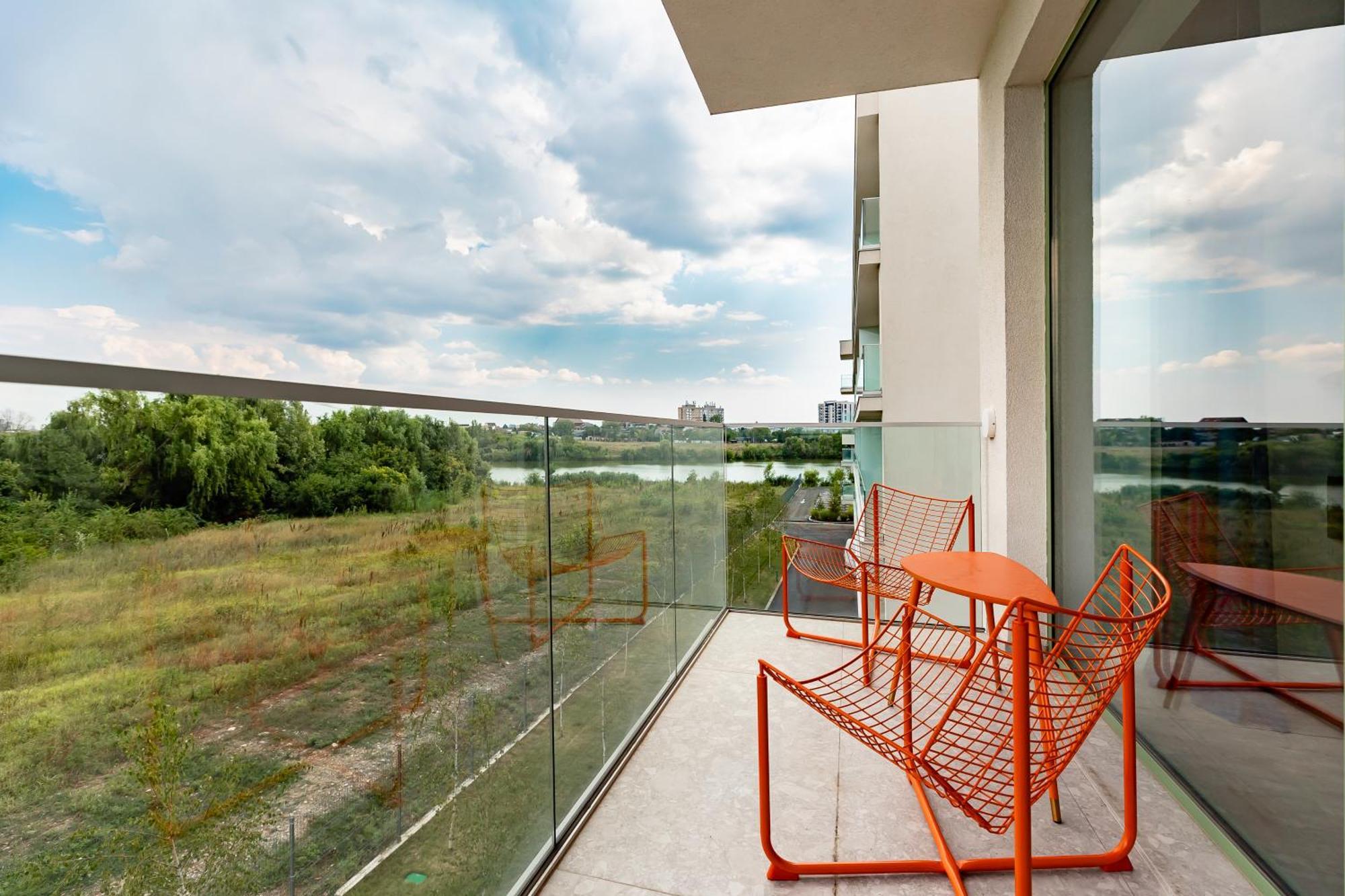 Roots One - Lakeview Escape With Balcony & Parking