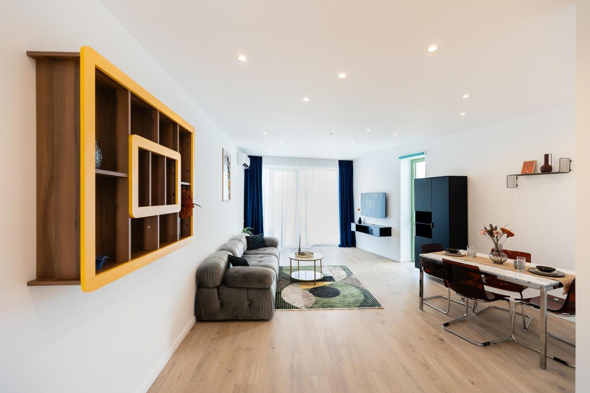 Apartment Roots One - Lakeview Escape With Balcony & Parking