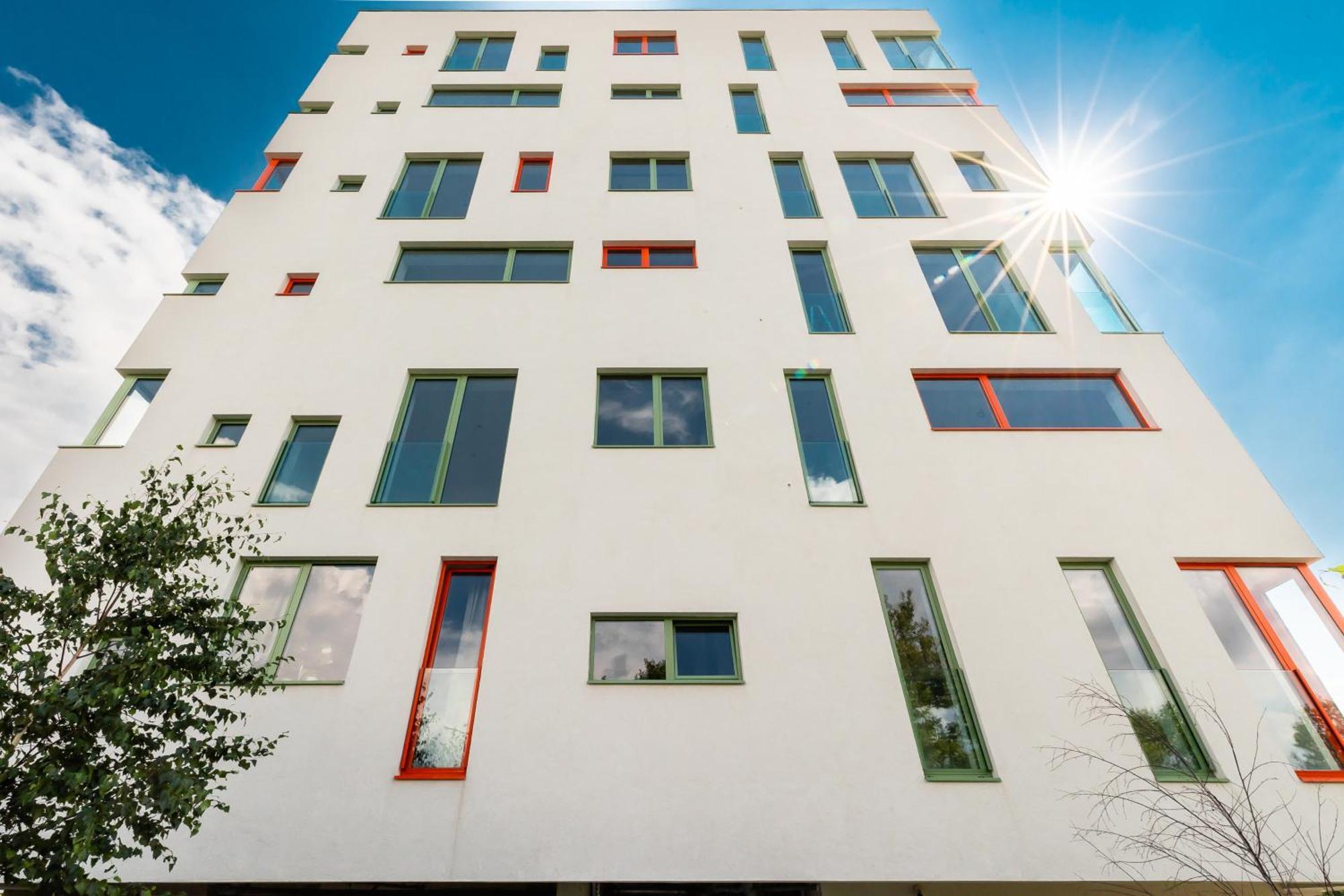 Apartment Roots One - Lakeview Escape With Balcony & Parking