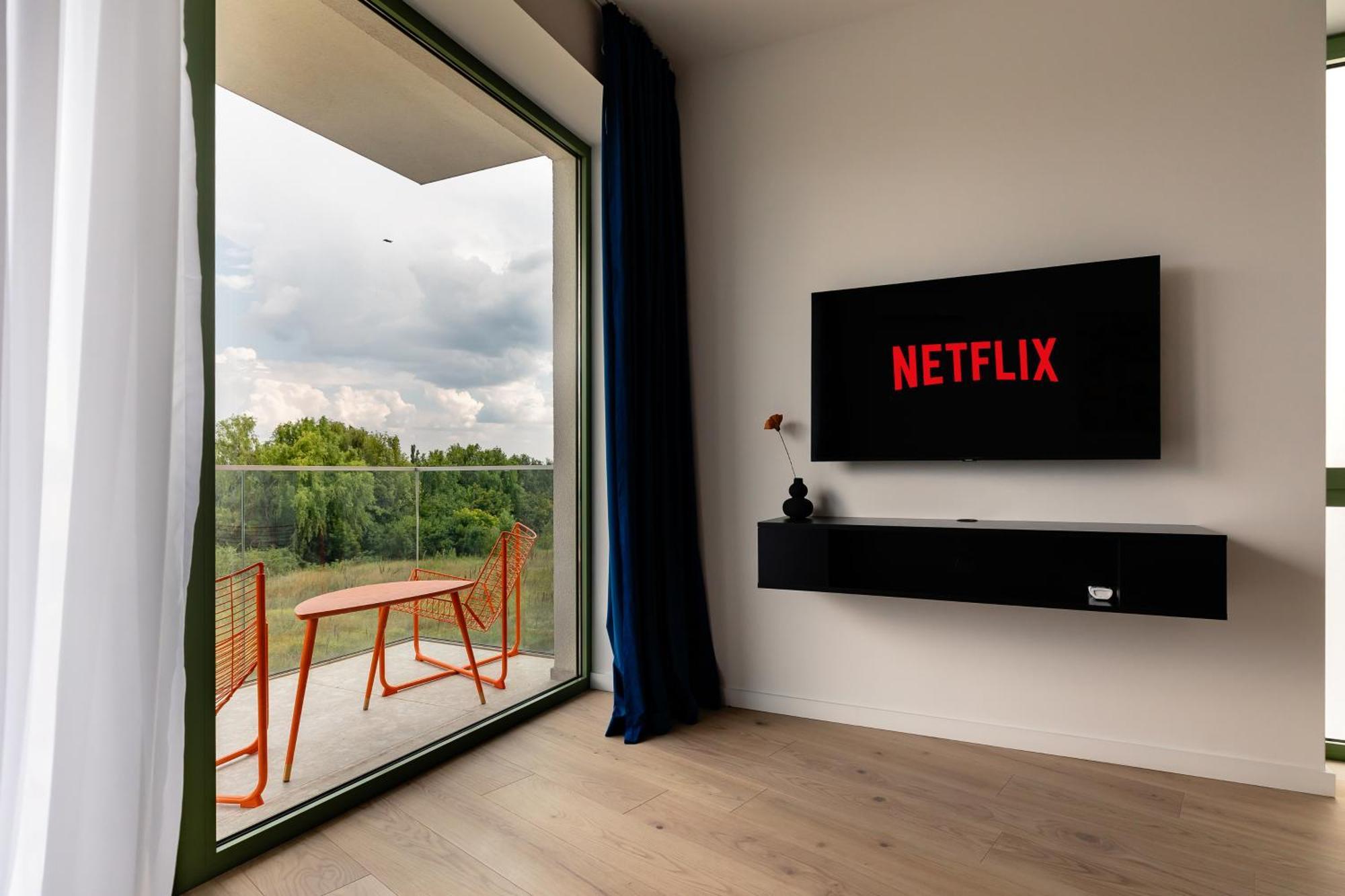 Roots One - Lakeview Escape With Balcony & Parking *